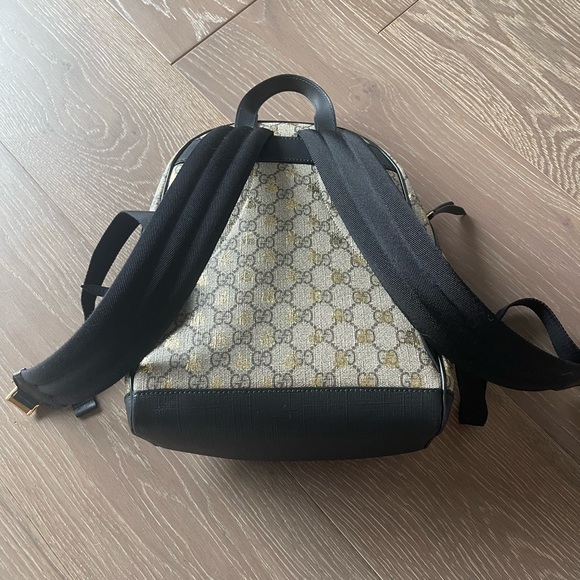 GG Supreme Monogram Bees Print Small Day Backpack Beige Oro Black - Picture 4 of 5